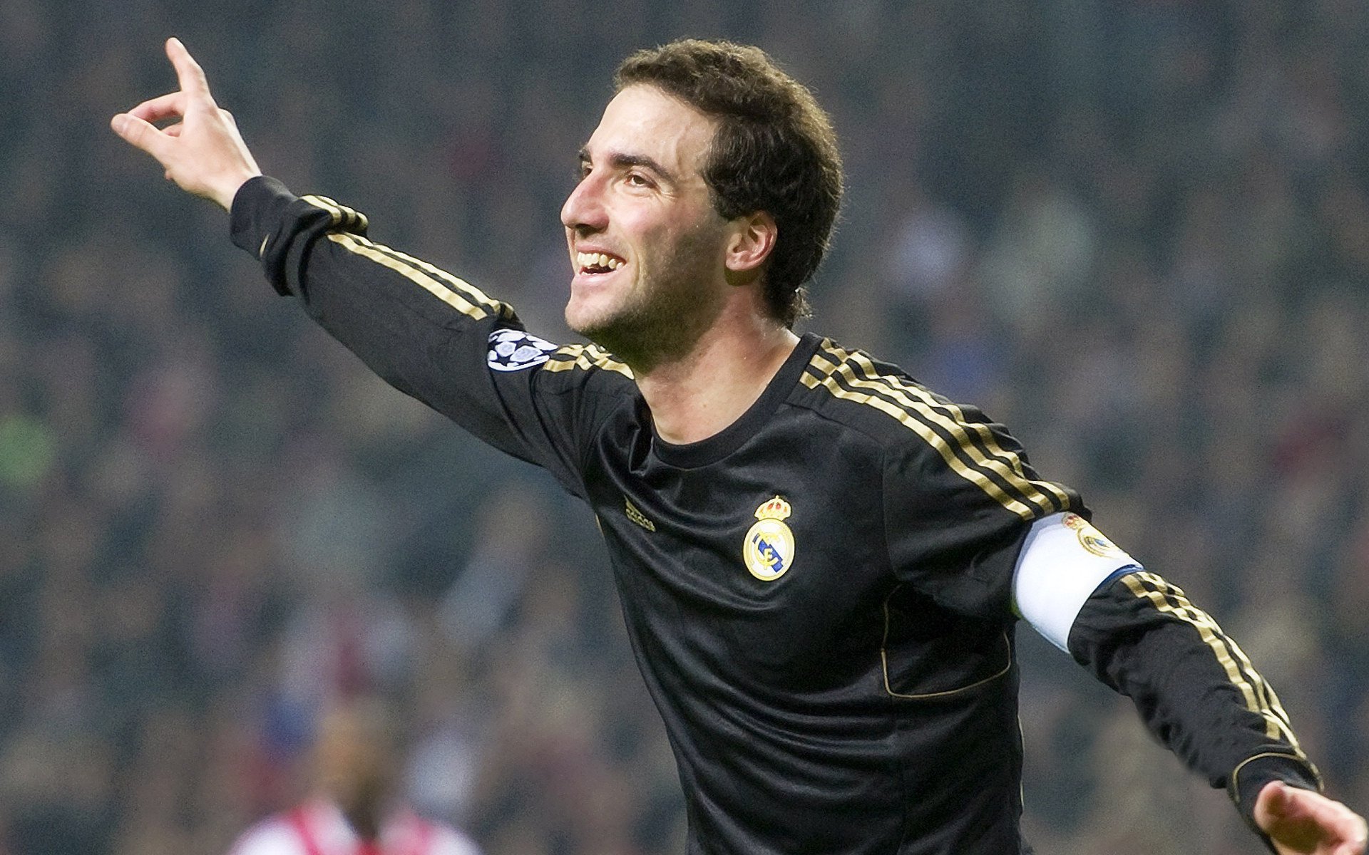 德甲主场优势显著，多支球队表现亮眼，德甲球场一览